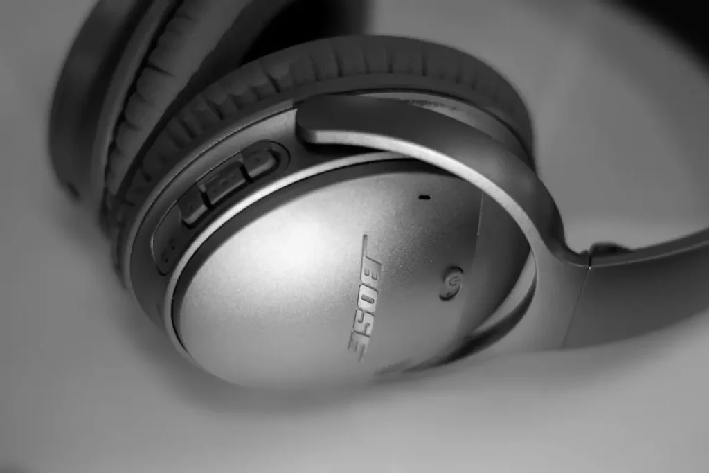 auriculares-de-diadema-negros-sobre-una-mesa