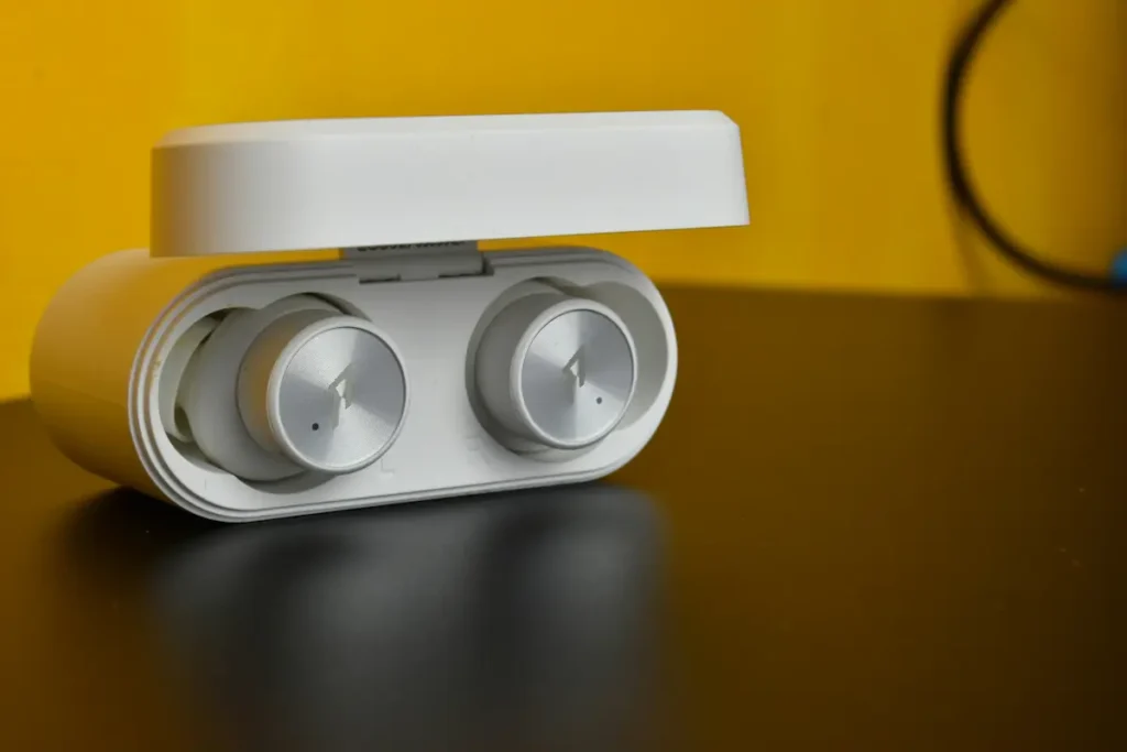 auriculares-bluetooth-sobre-una-mesa