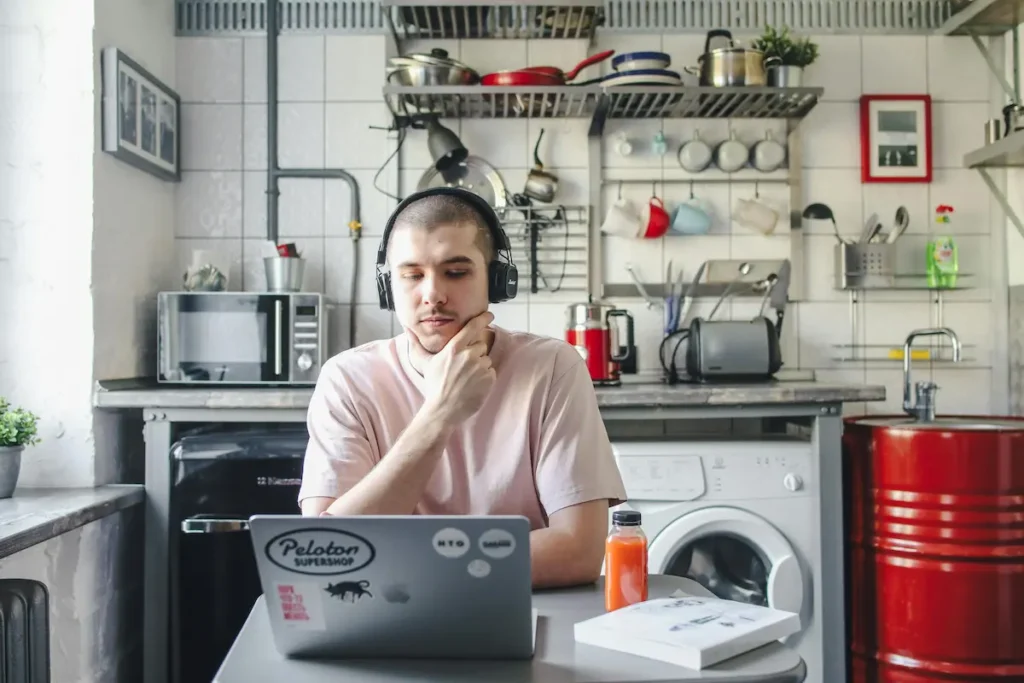 persona-con-auriculares-bluetooth-en-una-cocina