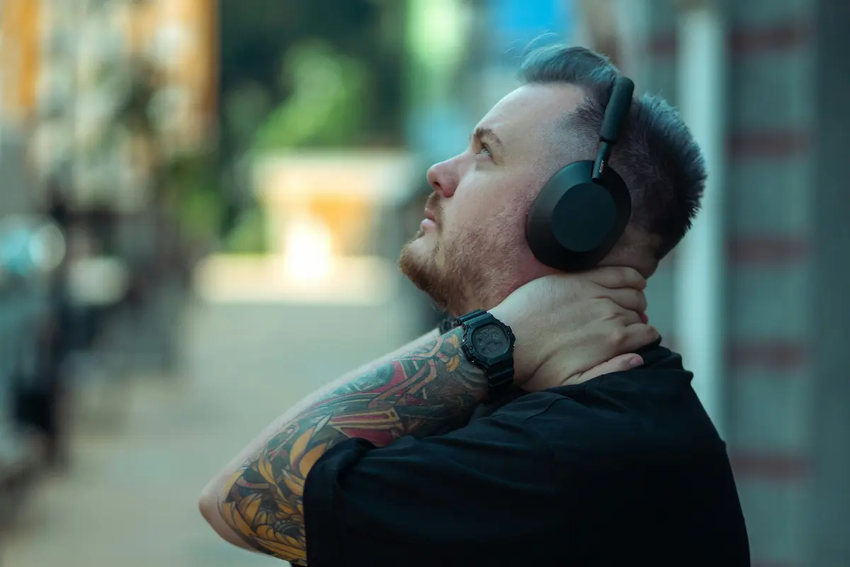 persona-con-auriculares-bluetooth