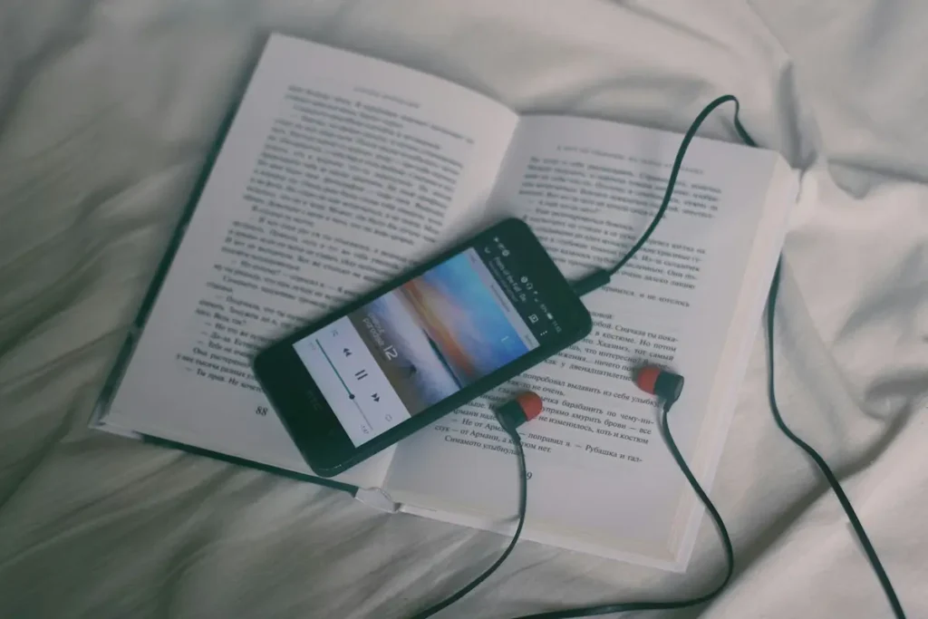 movil-con-auriculares-con-cable