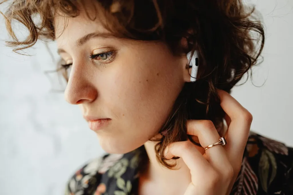 persona-con-auriculares-bluetooth