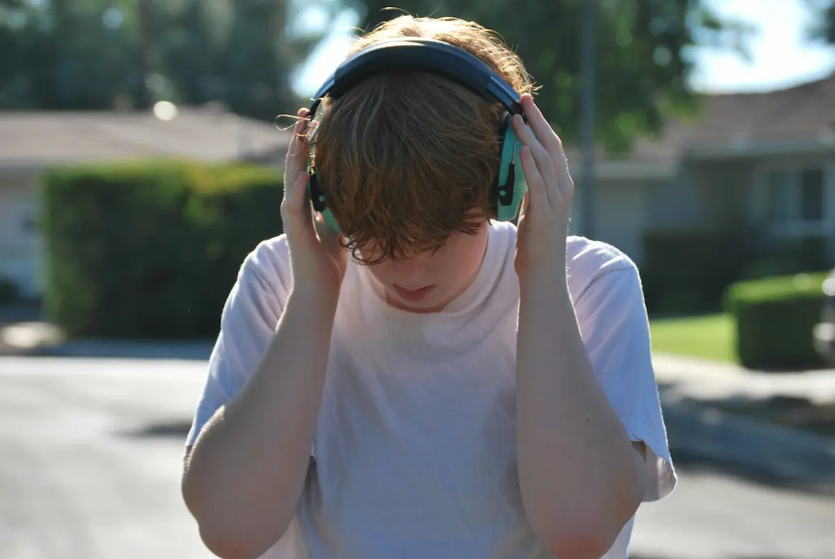 persona-con-auriculares-inalambricos