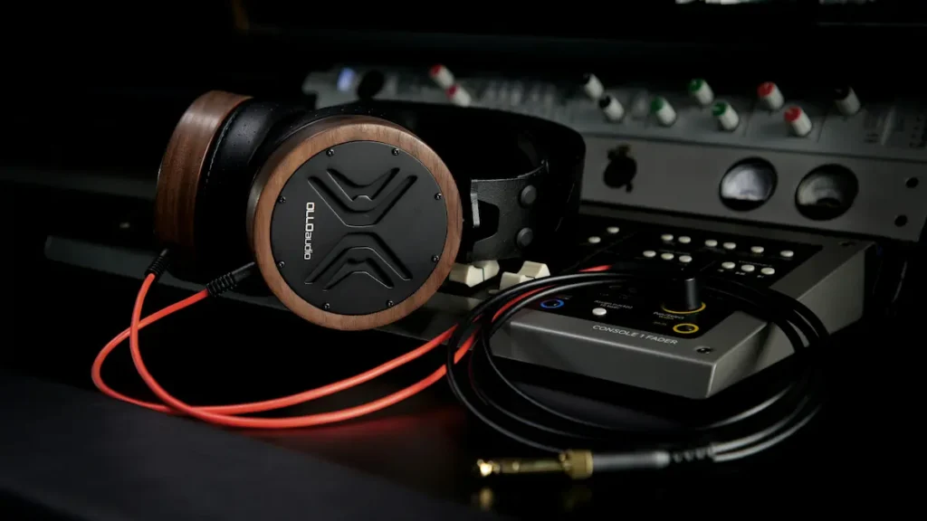 auriculares-sobre-equipo-de-musica