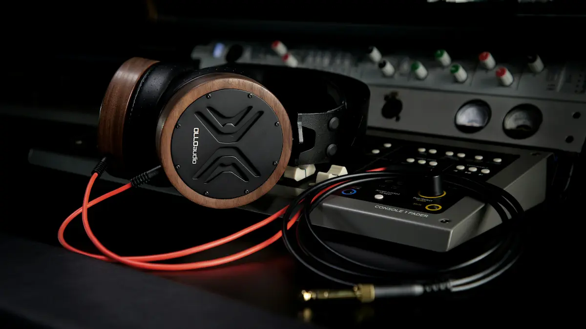auriculares-sobre-un-equipo-de-musica