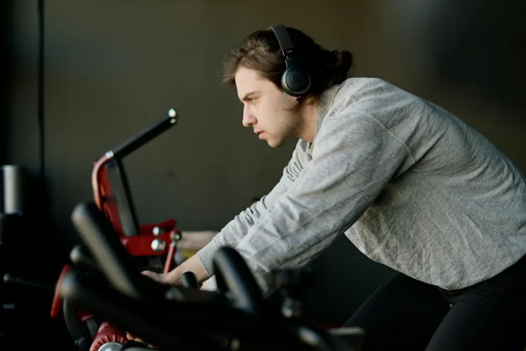 persona-entrenando-con-auriculares