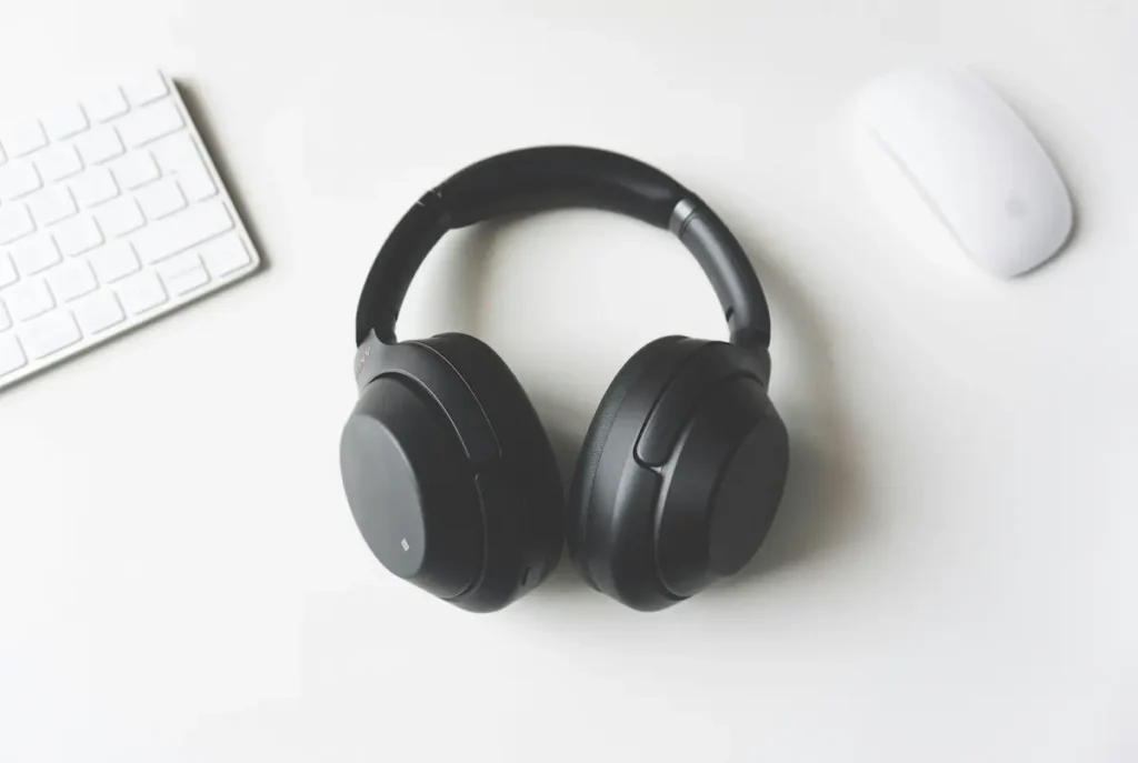 auriculares-sobre-mesa