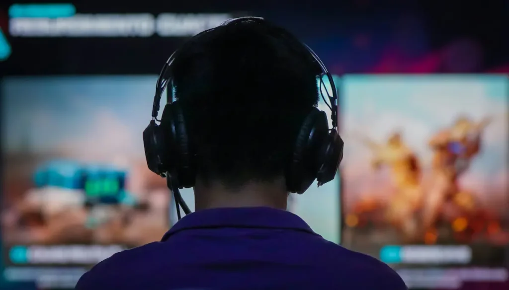 persona-con-auriculares-jugando-videojuegos