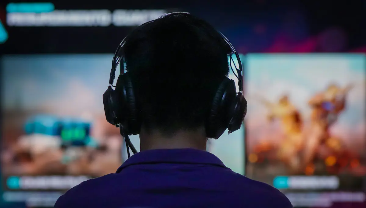 persona-con-auriculares-jugando-videojuegos