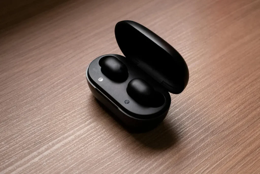 auriculares-inalambricos-sobre-una-mesa