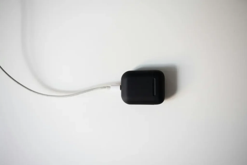 auriculares-bluetooth-cargando