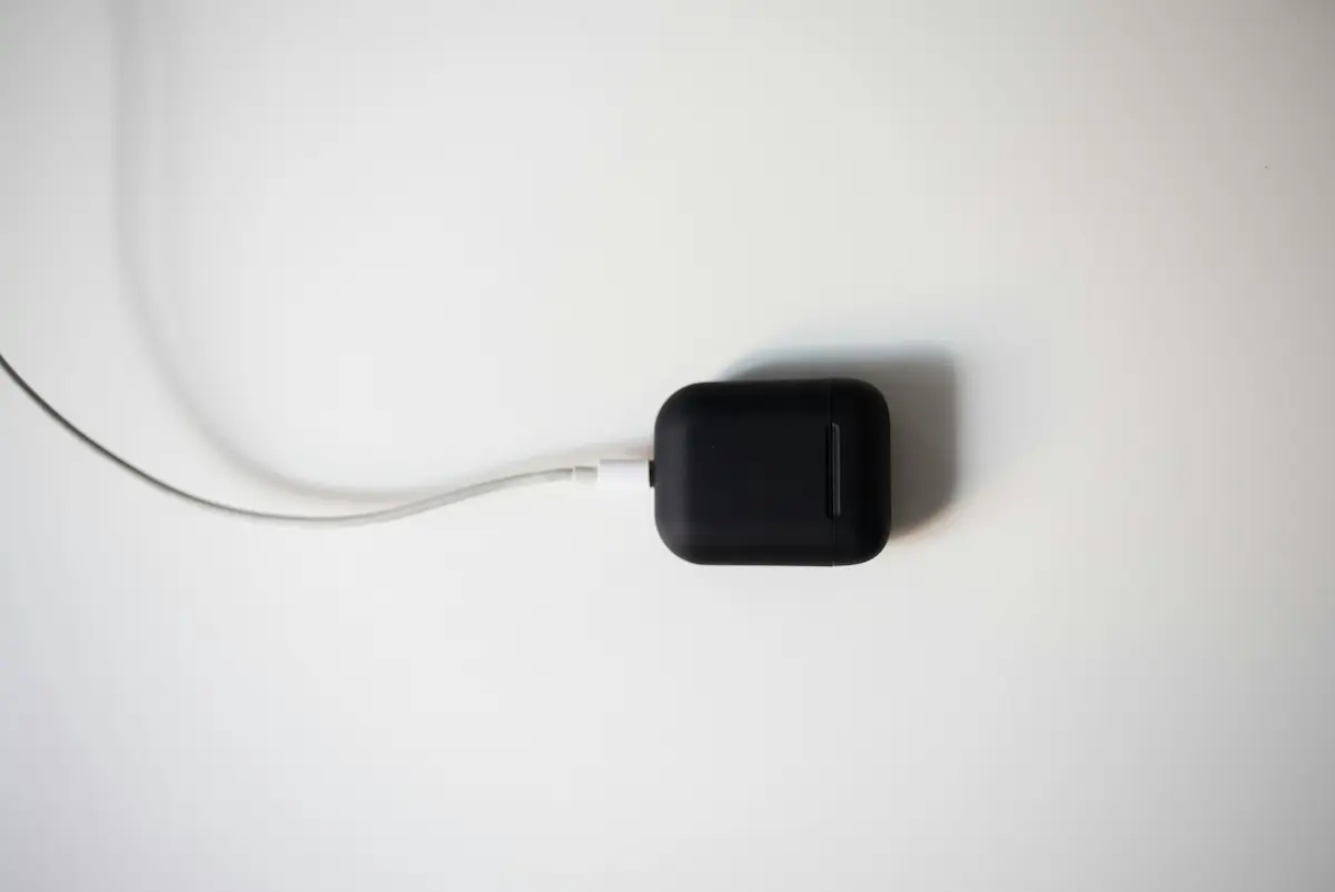 auriculares-bluetooth-cargando