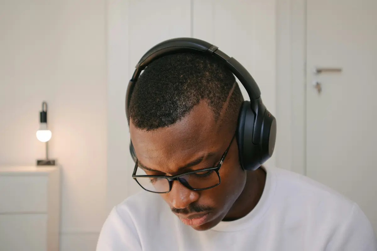 persona-con-auriculares-over-ear