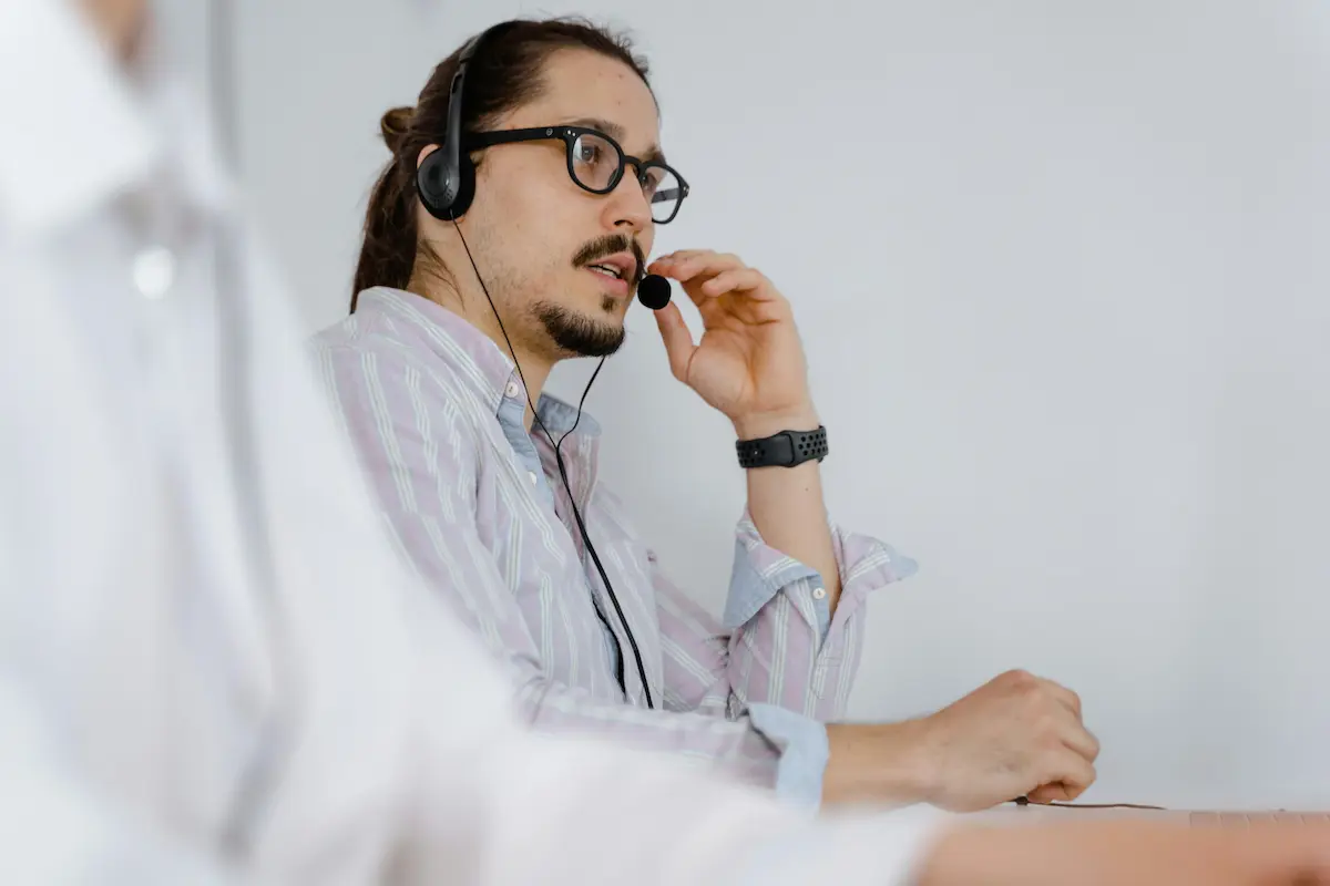 persona-en-llamada-con-auriculares-con-cable