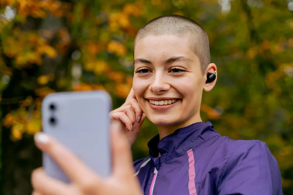 persona-en-llamada-con-auriculares-inalambricos