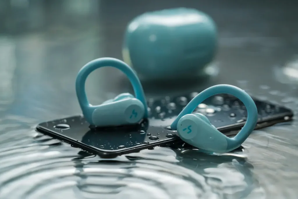 auriculares-encima-de-agua