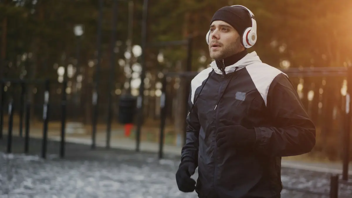 persona-con-auriculares-de-diadema-corriendo