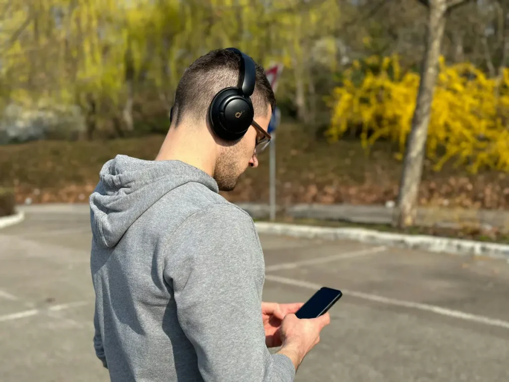 persona-con-auriculares-bluetooth