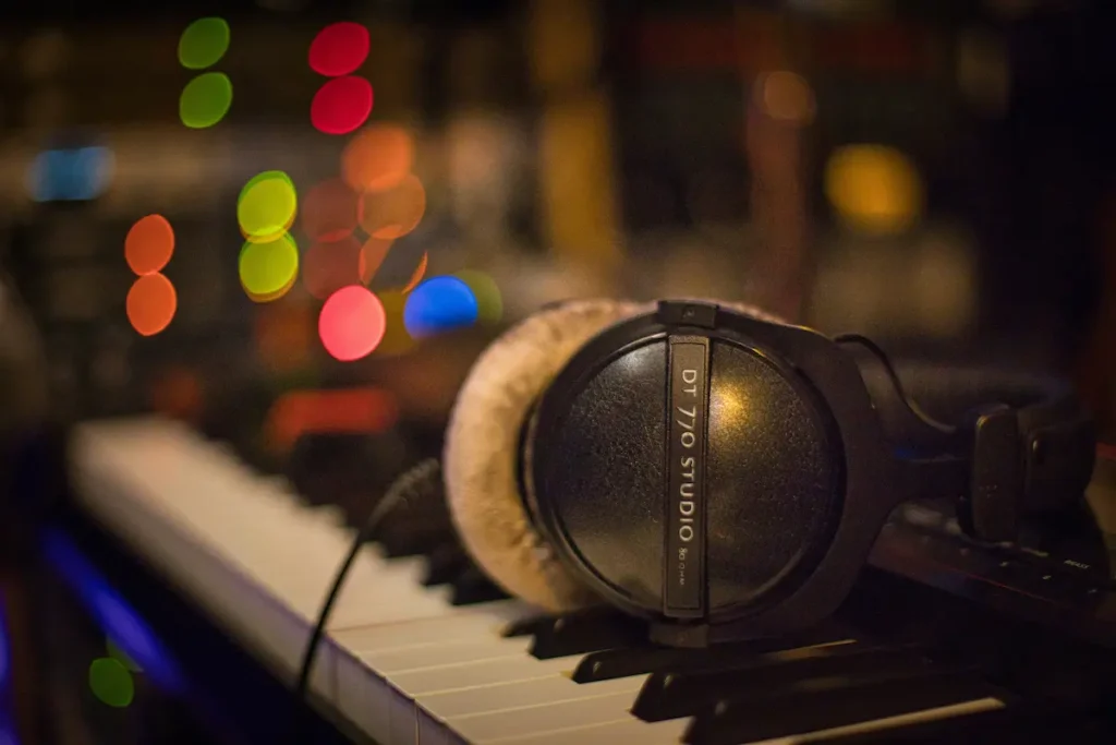 auriculares-sobre-piano