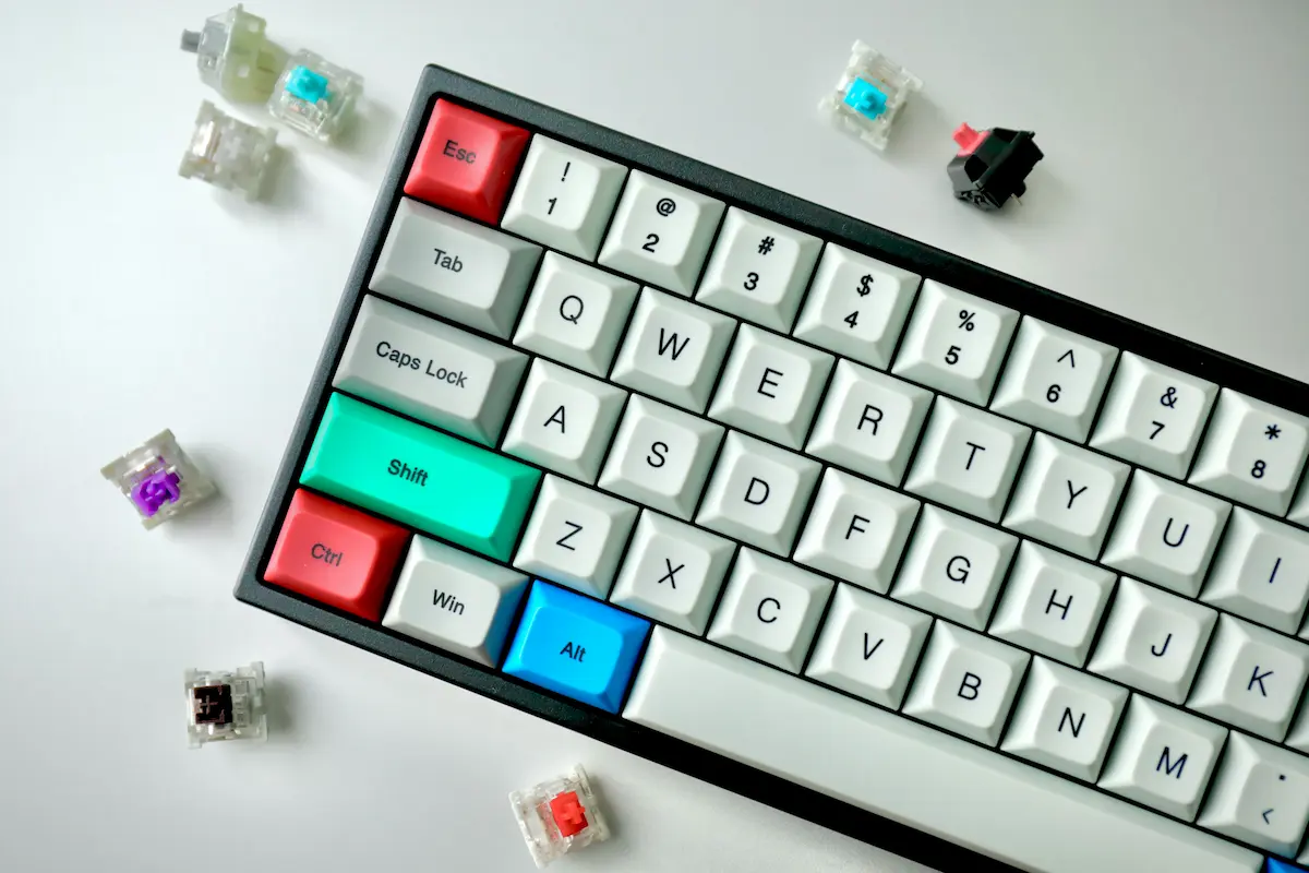 teclado-mecanico-con-interruptores-nuevos-al-lado