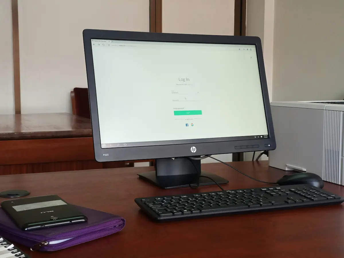 teclado-al-lado-de-monitor-y-raton-encima-de-una-mesa