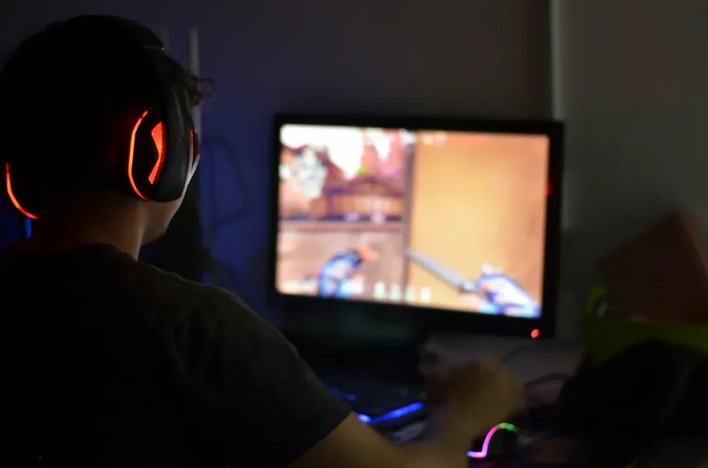 persona-con-auriculares-jugando-videojuegos