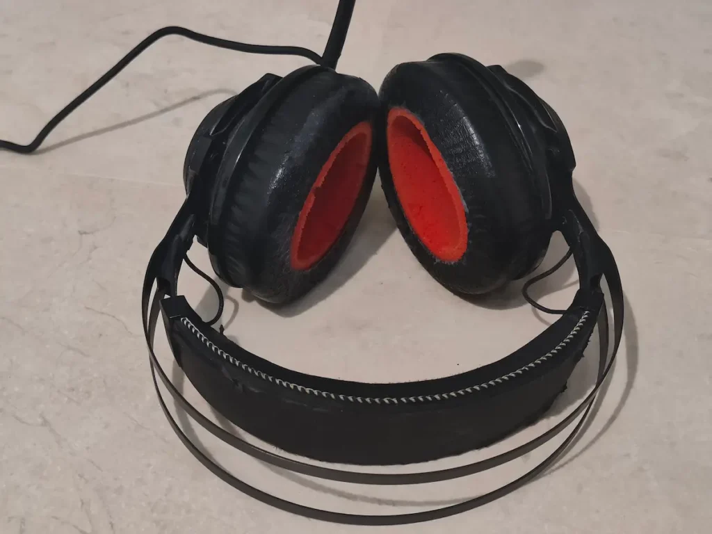 auriculares-hyper-x-cloud-revolver-con-almohadillas-desgastadas
