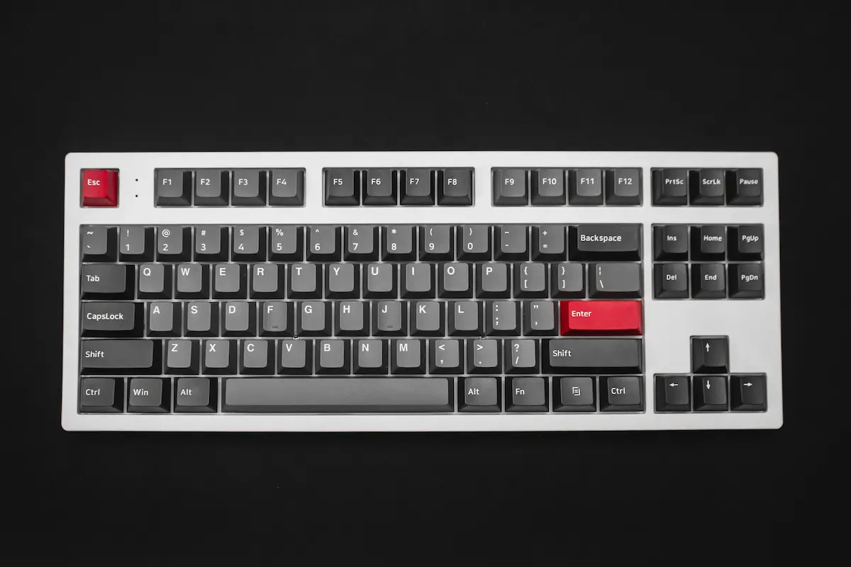 teclado-mecanico-gris-con-teclas-negras