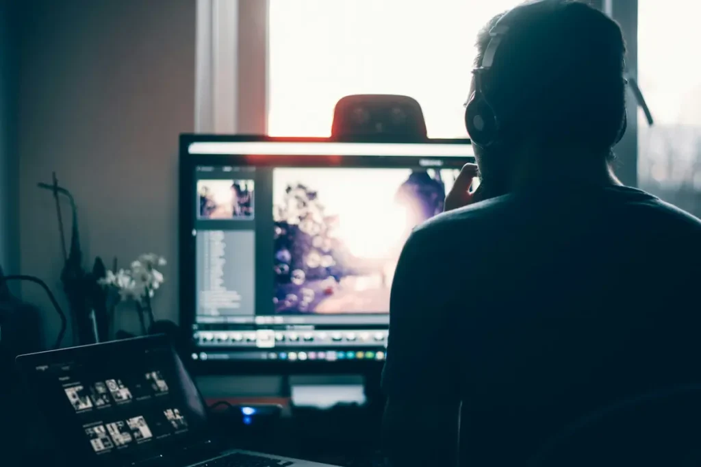 persona-editando-una-imagen-delante-de-un-monitor