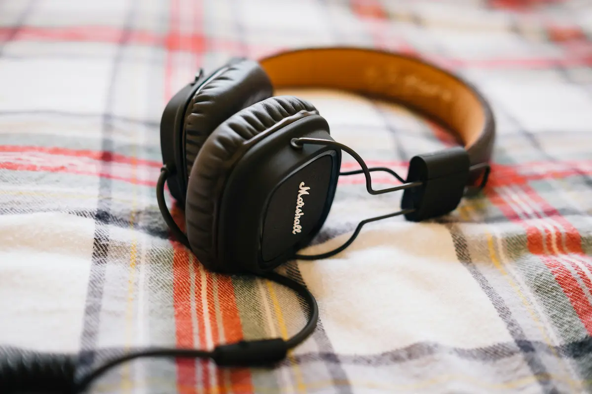 auriculares-over-ear-con-cable-sobre-una-cama