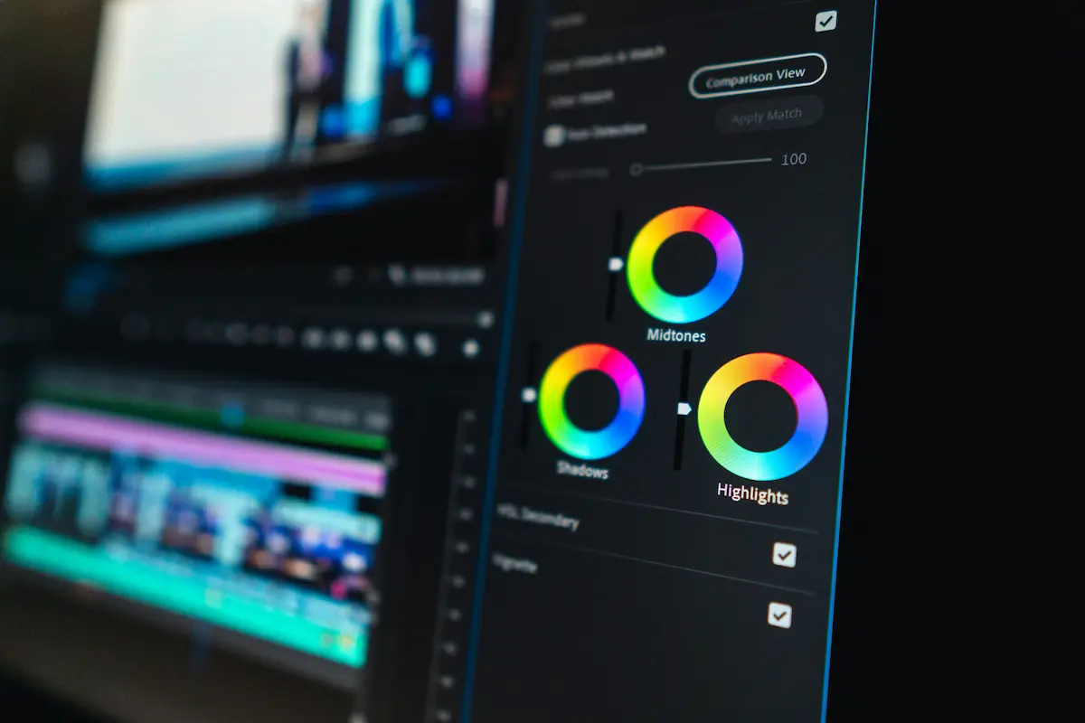 monitor-en-el-que-se-ve-un-programa-de-edicion