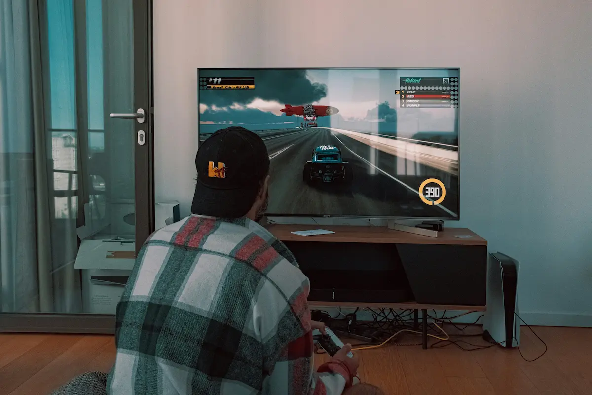 persona-jugando-videojuegos-en-una-television